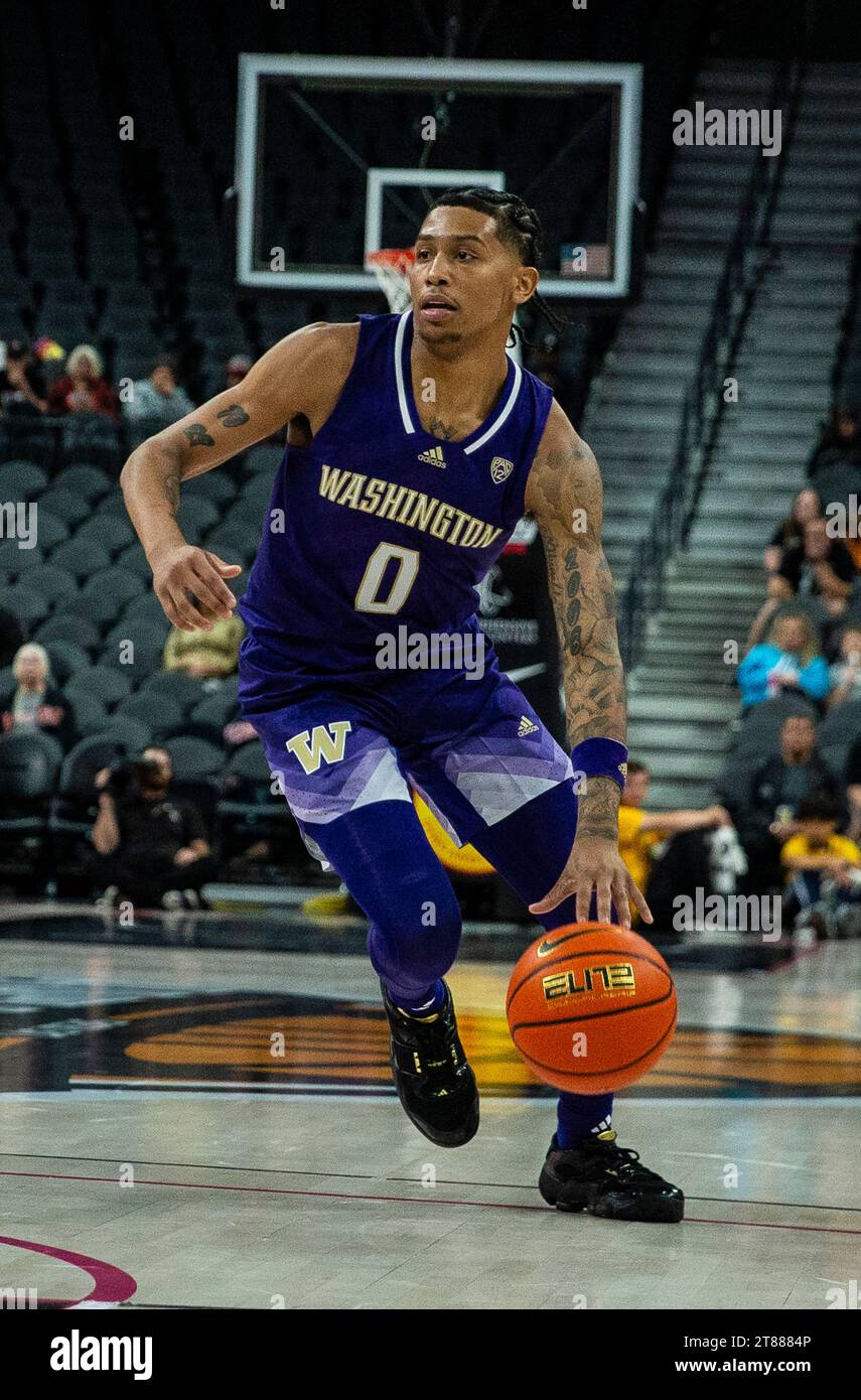 17. November 2023 Las Vegas, NV U.S.A. Washington Guard Koren Johnson (0) geht in den Korb während des NCAA Men's Basketball Continental Tire Main Event Game 2 zwischen Xavier Musketeers und den Washington Huskies. Washington schlug Xavier 74-71 in der T Mobile Arena Las Vegas, NV. Thurman James/CSM Stockfoto