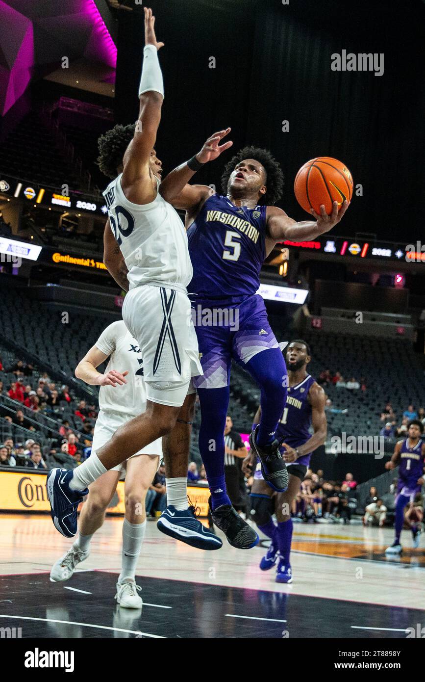 17. November 2023 Las Vegas, NV U.S.A. Washington Guard Sahvir Wheeler (5) geht beim NCAA Men's Basketball Continental Tire Main Event Game 2 zwischen Xavier Musketeers und den Washington Huskies zum Basketball. Washington schlug Xavier 74-71 in der T Mobile Arena Las Vegas, NV. Thurman James/CSM Stockfoto