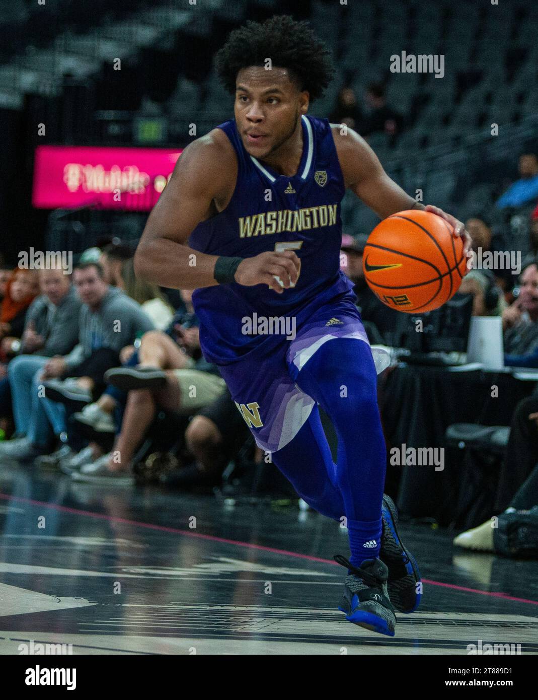 17. November 2023 Las Vegas, NV U.S.A. Washington Guard Sahvir Wheeler (5) geht in den Korb während des NCAA Men's Basketball Continental Tire Main Event Game 2 zwischen Xavier Musketeers und den Washington Huskies. Washington schlug Xavier 74-71 in der T Mobile Arena Las Vegas, NV. Thurman James/CSM (Bild: © Thurman James/Cal Sport Media) Stockfoto