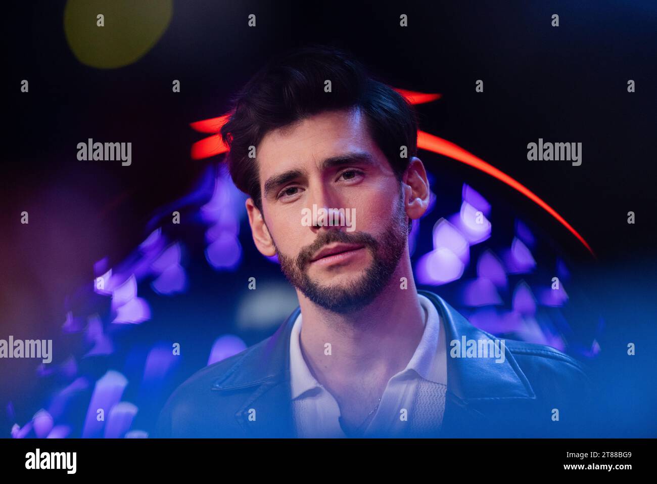 Köln, Deutschland. November 2023. Alvaro Soler geht nach der ProSieben-Show „The Masked Singer“ auf die Bühne. Quelle: Rolf Vennenbernd/dpa/Alamy Live News Stockfoto