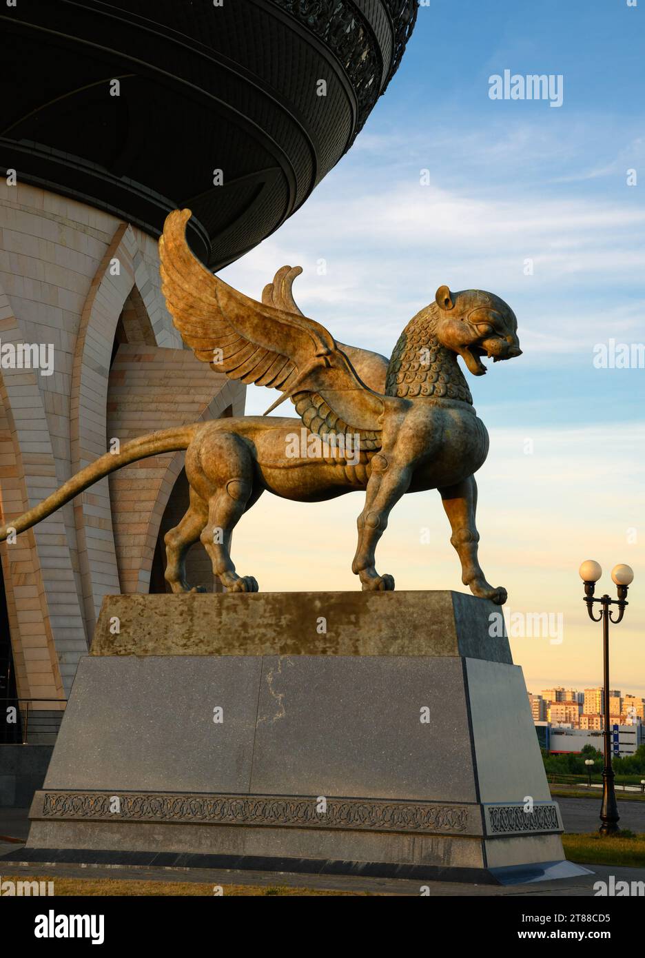 Geflügelte Leopardenstatue im Hochzeitspalast in Kasan, Tatarstan, Russland. Vertikale Ansicht auf ungewöhnliche Gebäude und Skulpturen bei Sonnenuntergang, Wahrzeichen der Stadt. Die Stockfoto