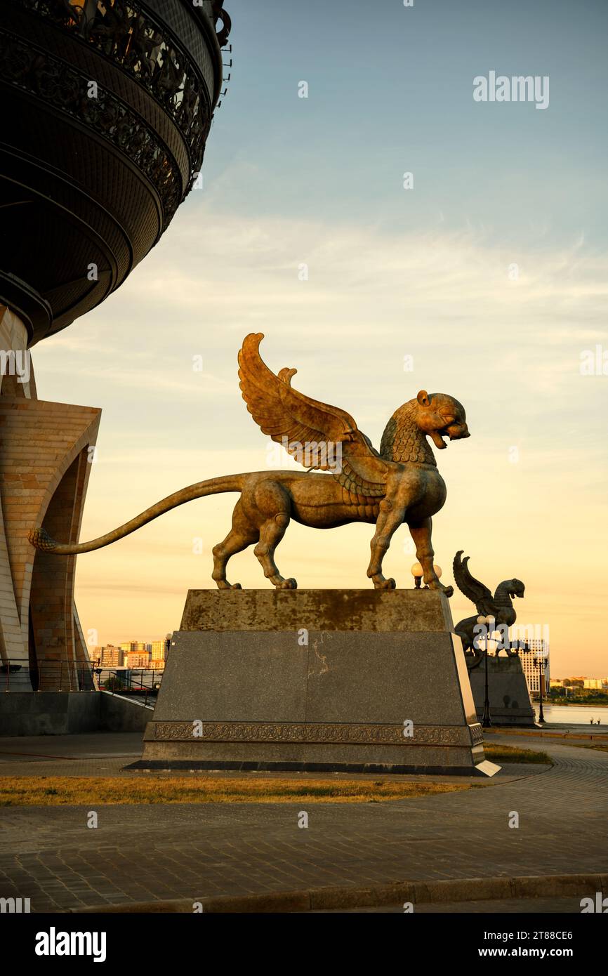 Statuen mythologischer Tiere im Wedding Palace in Kasan, Tatarstan, Russland. Vertikaler Blick auf moderne Skulpturen bei Sonnenuntergang, Wahrzeichen der Stadt. Design Stockfoto