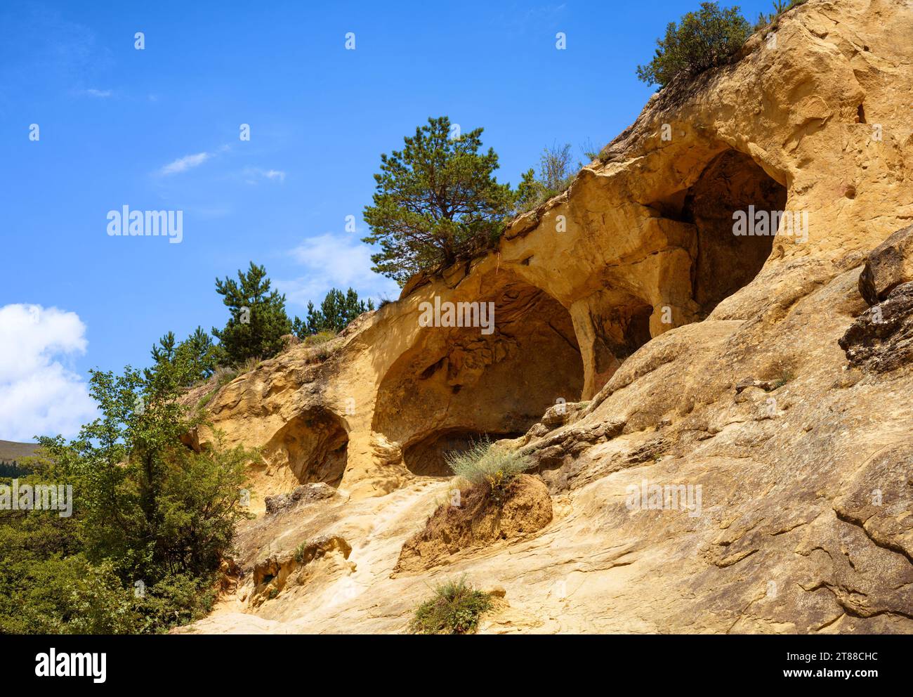 Bergring in der Nähe von Kislowodsk, Touristenattraktion in der Region Stawropol, Russland. Landschaft aus Sandstein im Sommer, Landschaft aus Höhlen in Steinmauer und Himmel Stockfoto