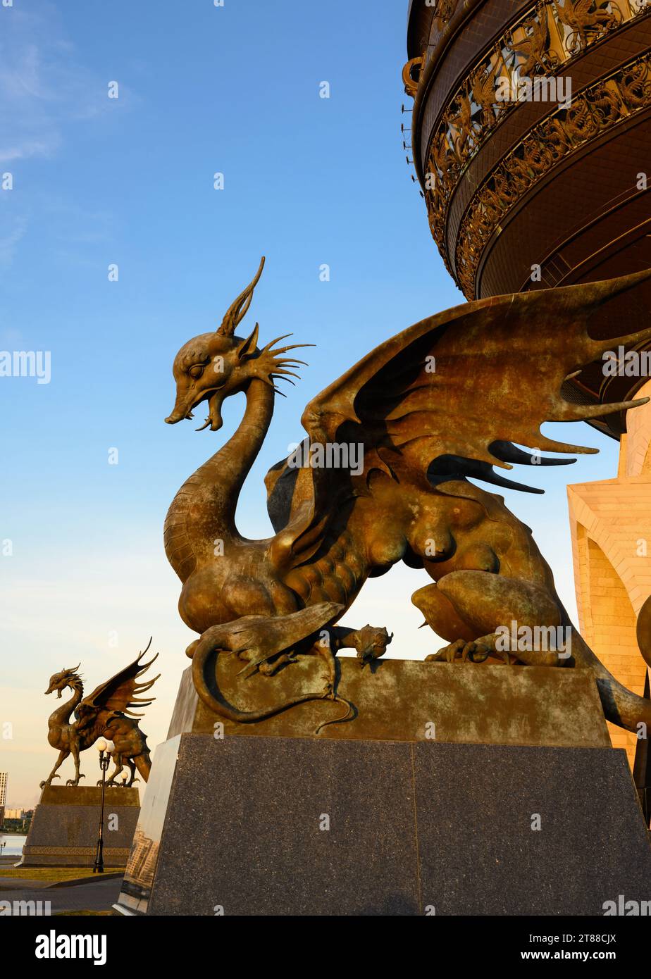 Statuen von Drachen im Wedding Palace in Kasan, Tatarstan, Russland. Vertikaler Blick auf moderne Skulpturen vor blauem Himmel, Wahrzeichen der Stadt. Thema von Rus Stockfoto
