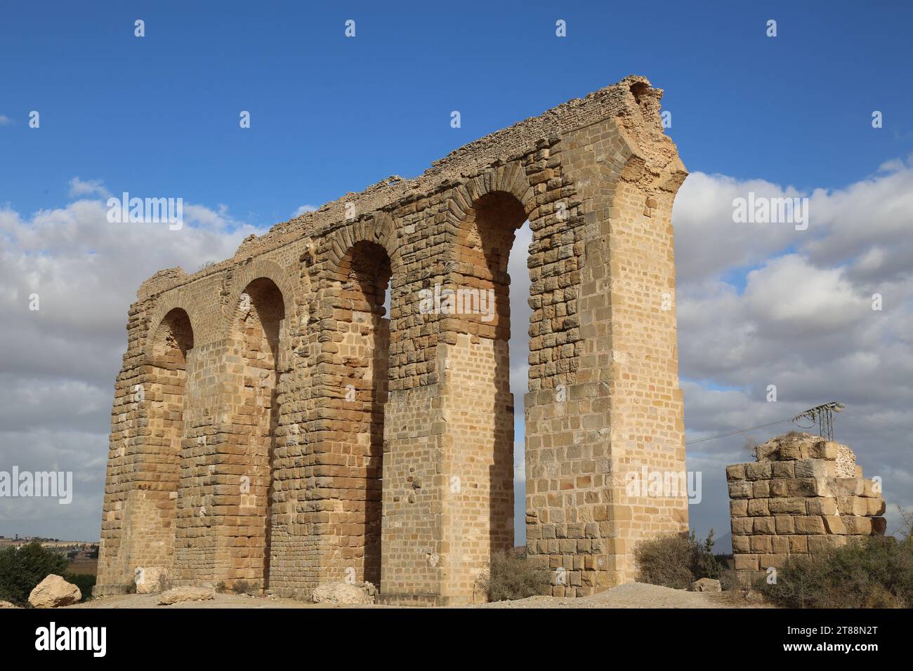 Tunis. November 2023. Dieses Foto vom 18. November 2023 zeigt die Überreste des Aquädukts von Zaghouan in der Provinz Ben Arous, Tunesien. Das Zaghouan Aquädukt ist eine berühmte historische Stätte in Tunesien. Quelle: Xinhua/Alamy Live News Stockfoto