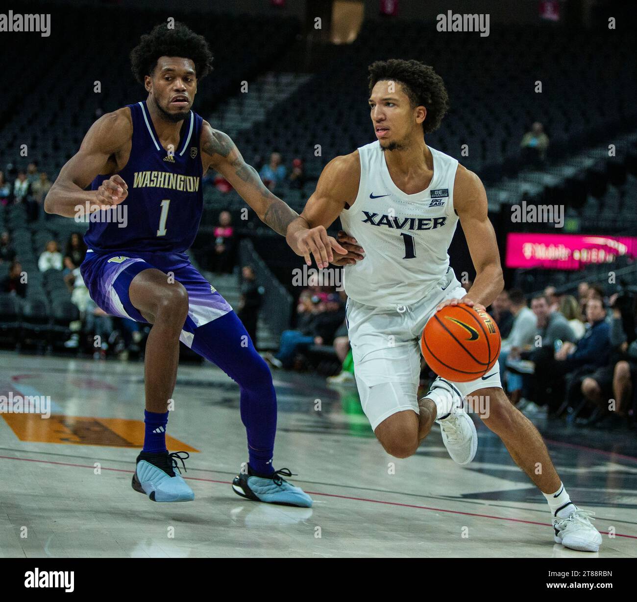 17. November 2023 Las Vegas, NV U.S.A. Xavier Guard Desmond Claude (1) geht in den Korb während des NCAA Men's Basketball Continental Tire Main Event Game 2 zwischen Xavier Musketeers und den Washington Huskies. Washington schlug Xavier 74-71 in der T Mobile Arena Las Vegas, NV. Thurman James/CSM Stockfoto