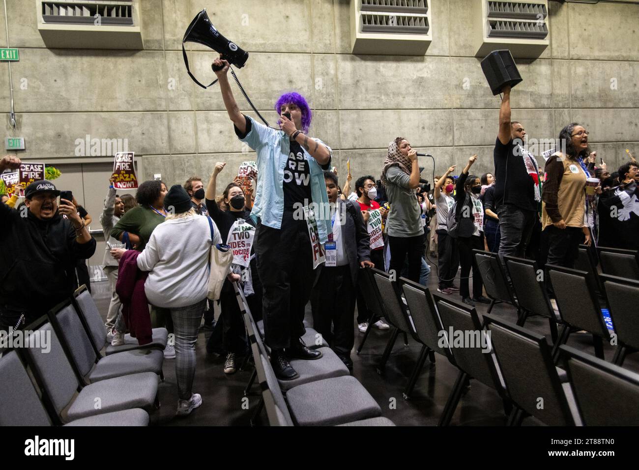 Sacramento, CA, USA. November 2023. Pro-palästinensische Demonstranten zeigen Unterstützung für einen Waffenstillstand im Gazastreifen während des November-Abkommens des Staates Kalifornien der Demokratischen Partei im November 2023 am Samstag, den 18. November 2023, im SAFE Credit Union Convention Center in Sacramento. Die Demonstranten wollen den anhaltenden Angriff der israelischen Regierung auf Palästinenser in Gaza beenden. (Kreditbild: © Paul Kitagaki Jr./ZUMA Press Wire) NUR REDAKTIONELLE VERWENDUNG! Nicht für kommerzielle ZWECKE! Stockfoto