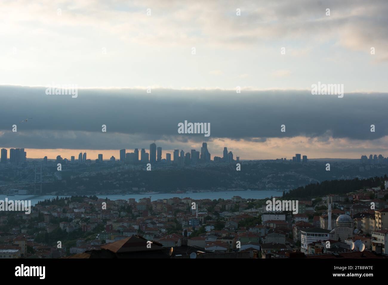 Istanbul-Stadt unter Wolken im Laufe des Abends Stockfoto