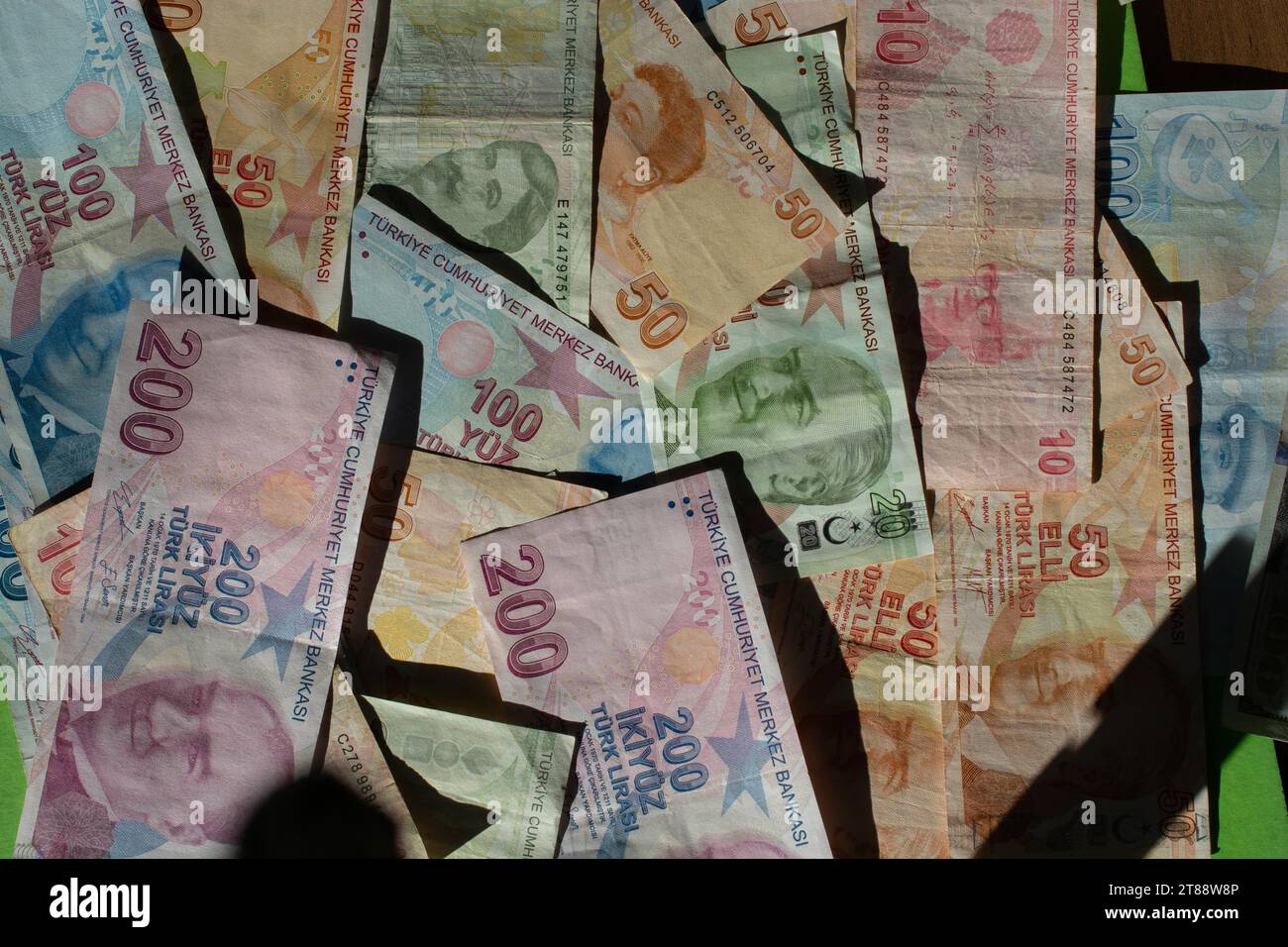 Türkischer Lira Hintergrund. Türkisches Geld in bar. Finanz- und Wirtschaftskrise Stockfoto