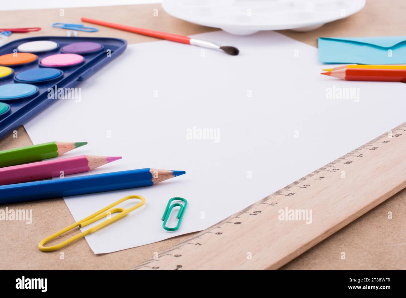 Bildungs- und Büro liefert auf ein weißes Blatt Papier Stockfoto