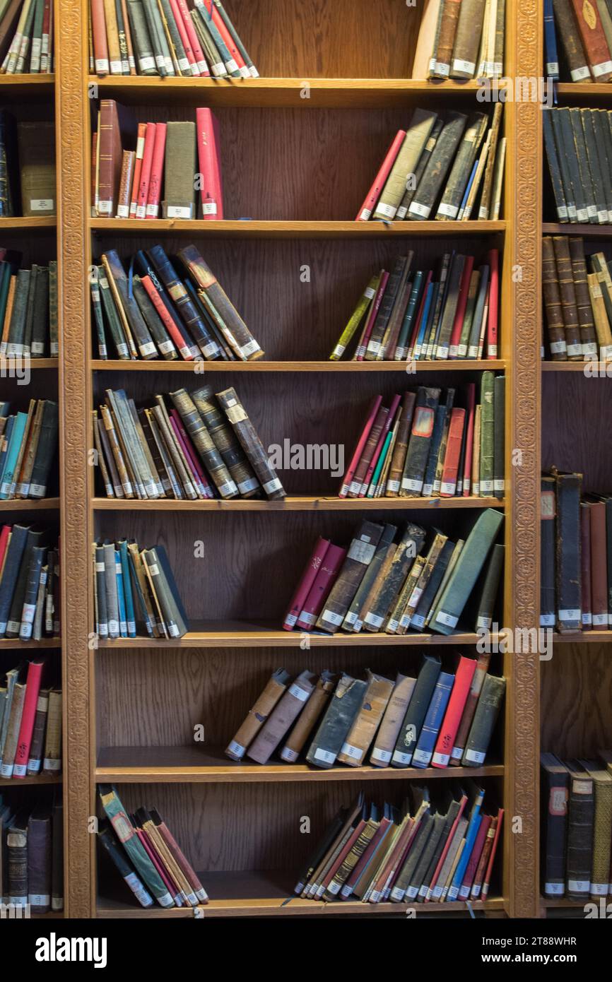 Bücherregal mit alten türkisch-osmanischen Handschriften Stockfoto