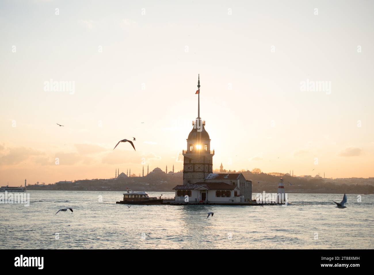 Blick vom Maiden-Turm am Abend, mit der Hagia Sophia und der Blauen Moschee in der Ferne Stockfoto
