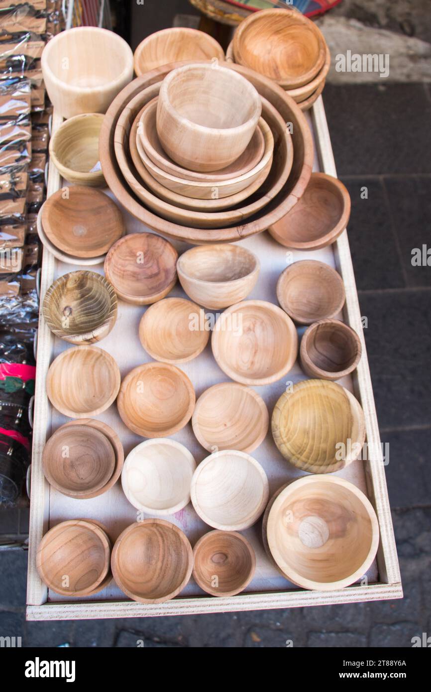 Leere Schalen aus Holz von brauner Farbe Stockfoto