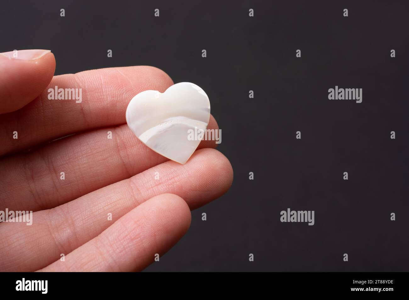 Weißes Herz Symbol auf schwarzer Farbe für Liebe Karte und valentinstag Konzept Stockfoto