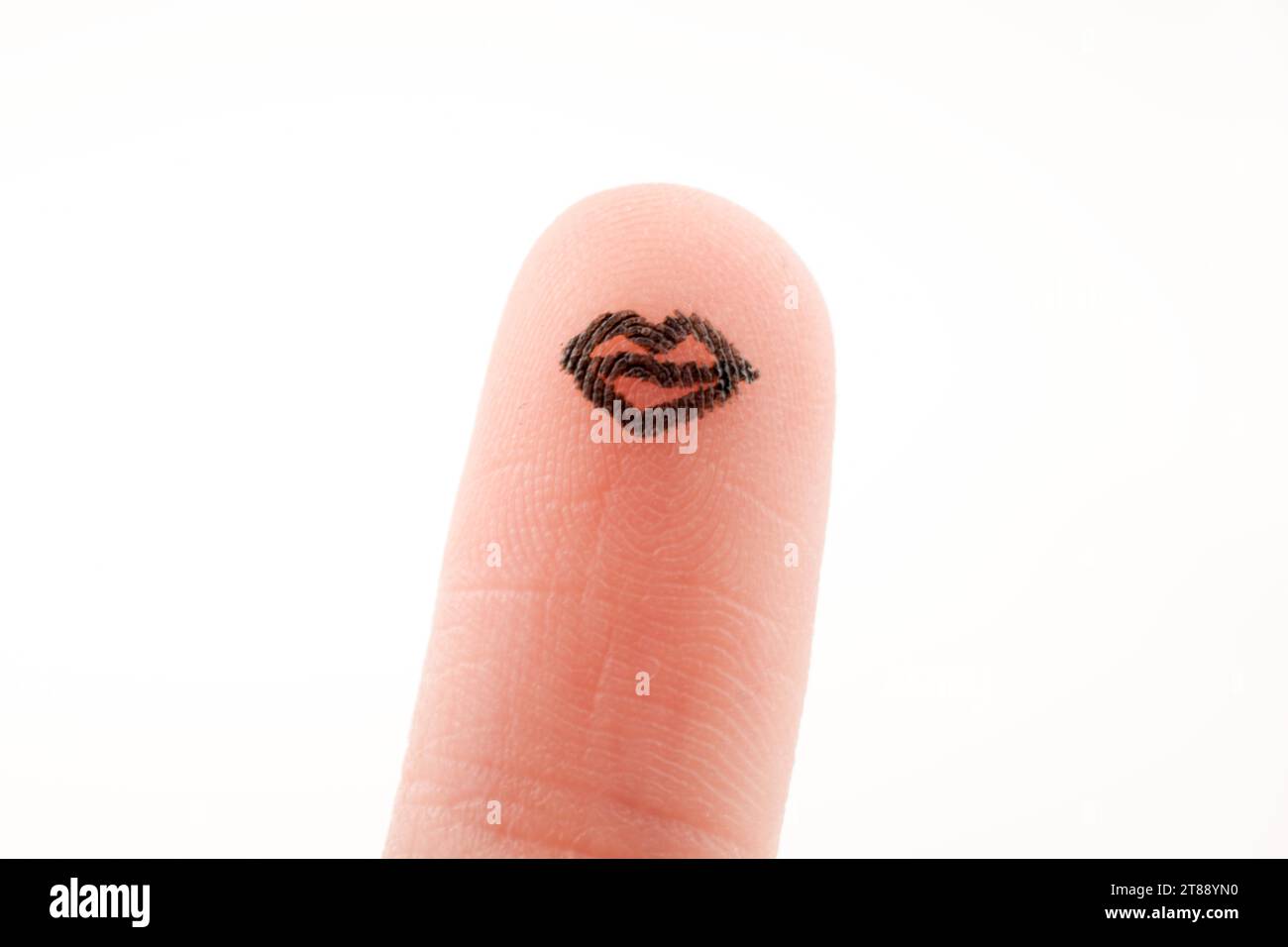 Lippen auf eine Fingerspitze mit schwarzer Farbe gezeichnet Stockfoto