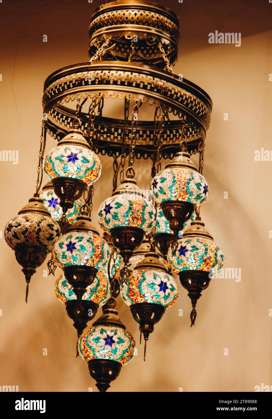 Bunte osmanische Lampen aus Mosaik Stockfoto