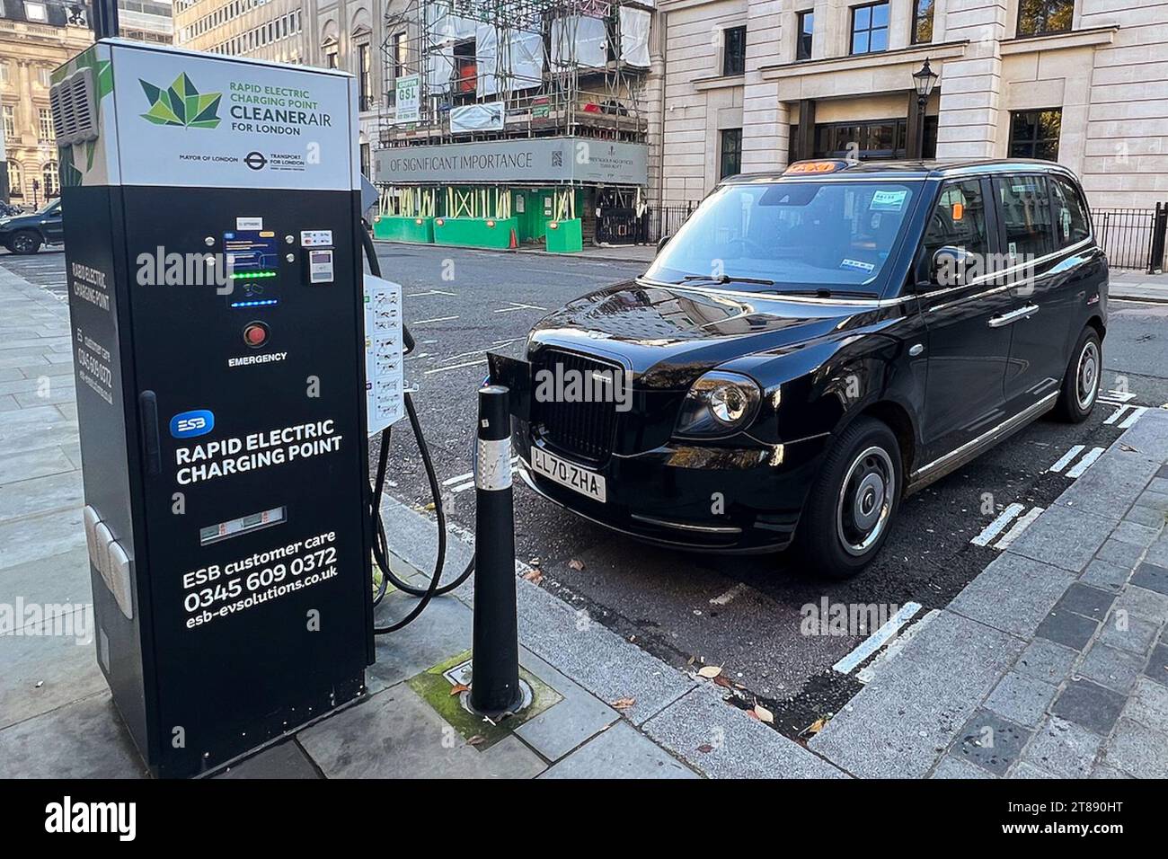 London, Britianer. November 2023. Ein elektrisches Londoner Taxi wird am 11. November 2023 an einem Bahnhof am St James's Square im Zentrum von London, England, aufgeladen. Das elektrisch betriebene TX-Taxi wird vom britischen Nutzfahrzeughersteller London EV Company (LEVC) gebaut. (Foto: Samuel Rigelhaupt/SIPA USA) Credit: SIPA USA/Alamy Live News Stockfoto