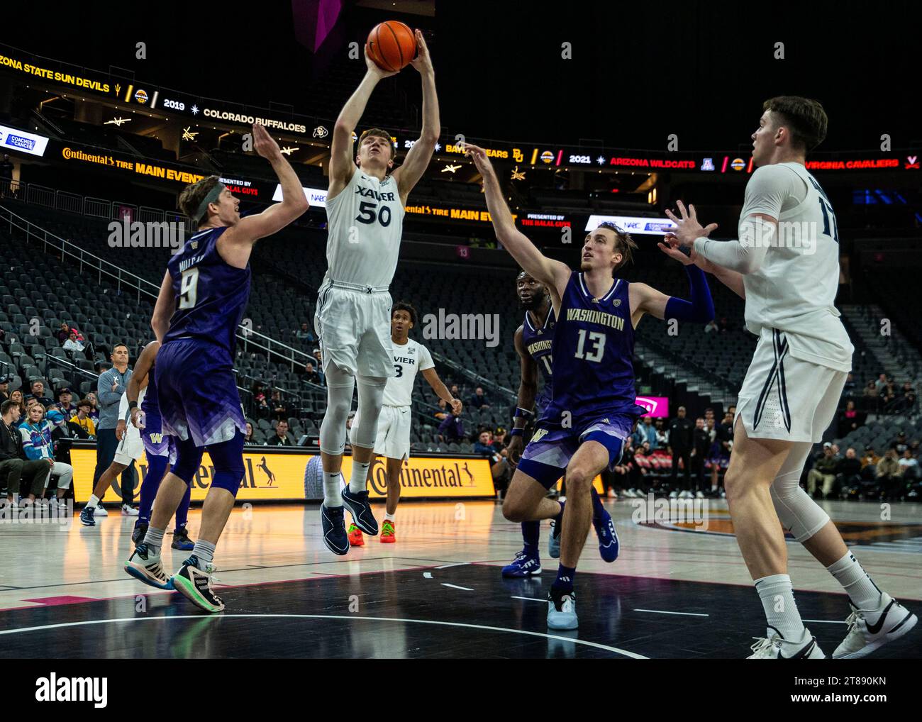 17. November 2023 Las Vegas, NV U.S.A. Xavier Stürmer Gytis Nemeiksa (50) schießt den Ball während des NCAA Men's Basketball Continental Tire Main Event Game 2 zwischen Xavier Musketeers und den Washington Huskies. Washington schlug Xavier 74-71 in der T Mobile Arena Las Vegas, NV. Thurman James/CSM Stockfoto