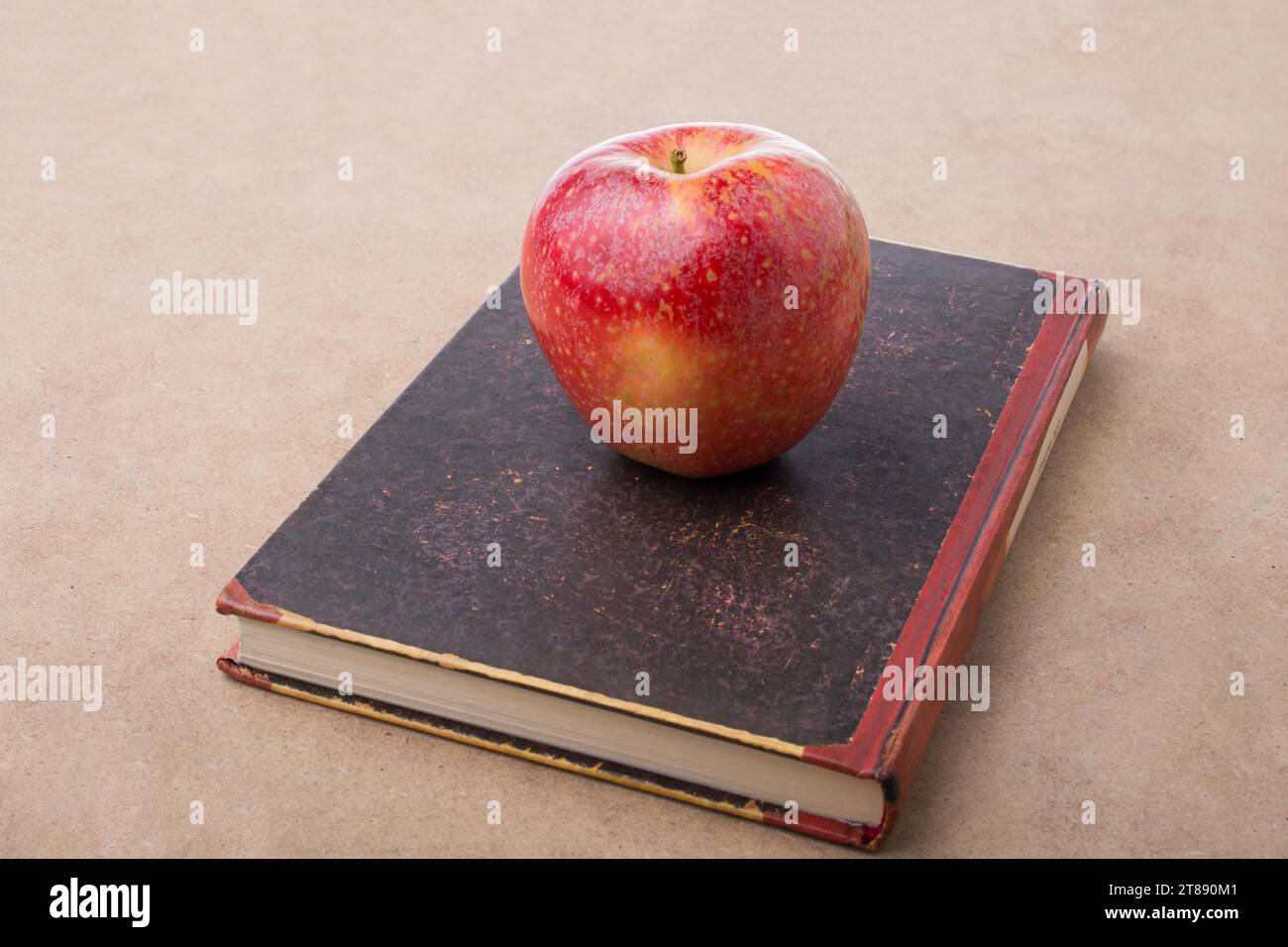 Zurück zu Schule Schriftzug und einen Apfel auf einem Buch Stockfoto