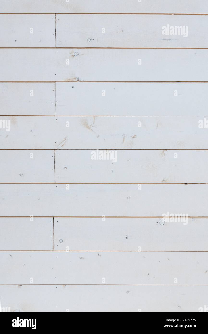 Weiß lackierte Holzbretter mit glatter Textur und rustikalem, verwittertem Look. Stockfoto