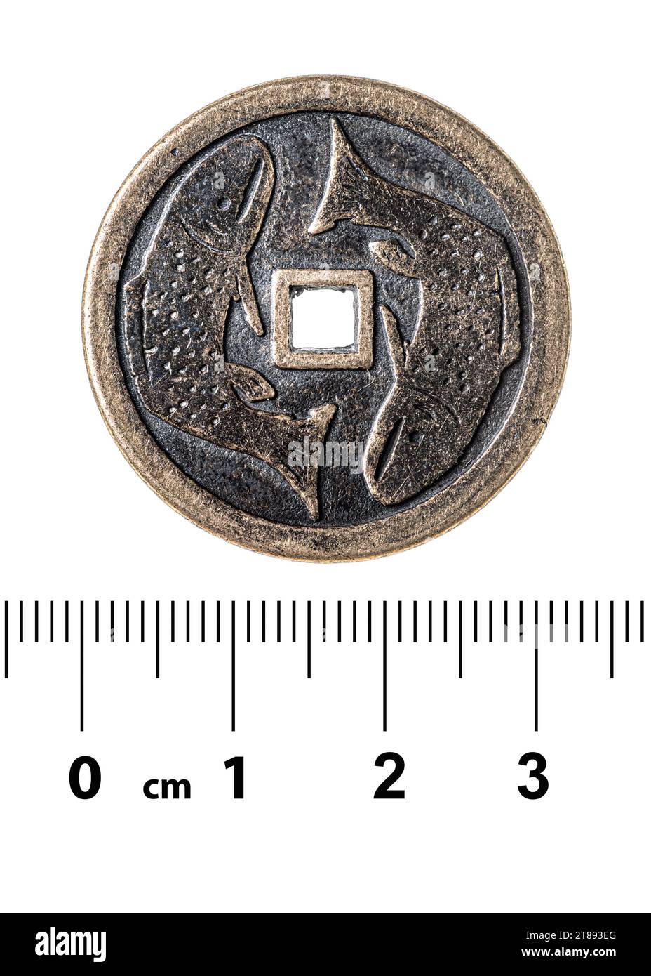 Antike chinesische Kupfermünze mit quadratischem Loch. Rückwärts. Isoliert auf weiß Stockfoto