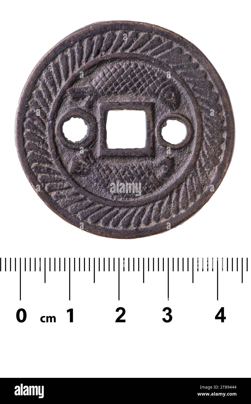 Alte chinesische Münze der Ming-Dynastie mit einem quadratischen und runden Loch. Isoliert auf weiß Stockfoto