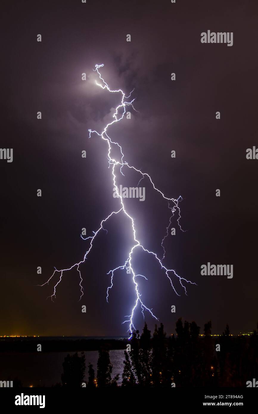 Blitz am Nachthimmel Stockfoto