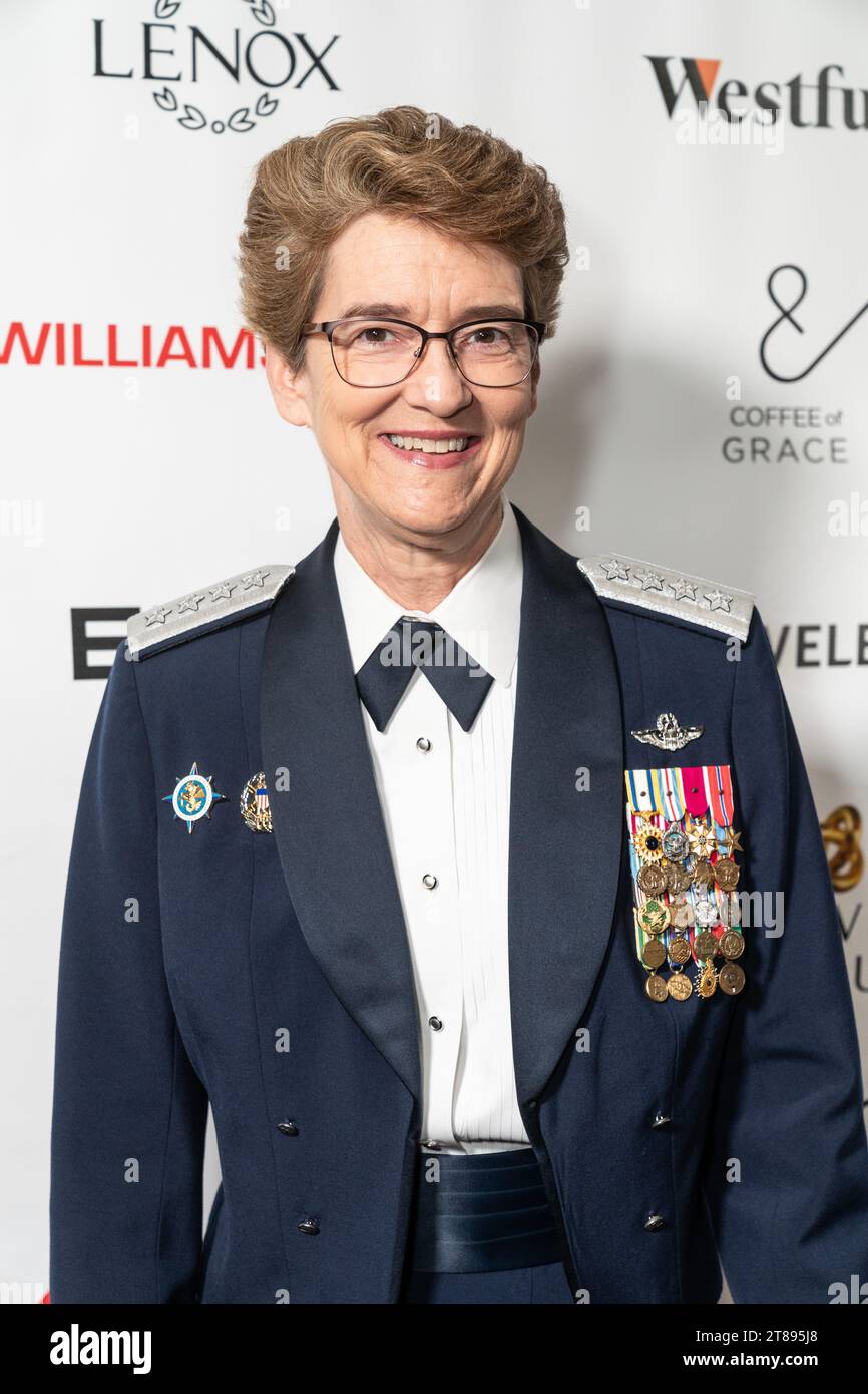 General Jacqueline Van Ovost nimmt am 18. November 2023 an der 20. Jährlichen Moves Power Women Awards Gala im Mandarin Oriental in New York Teil Stockfoto