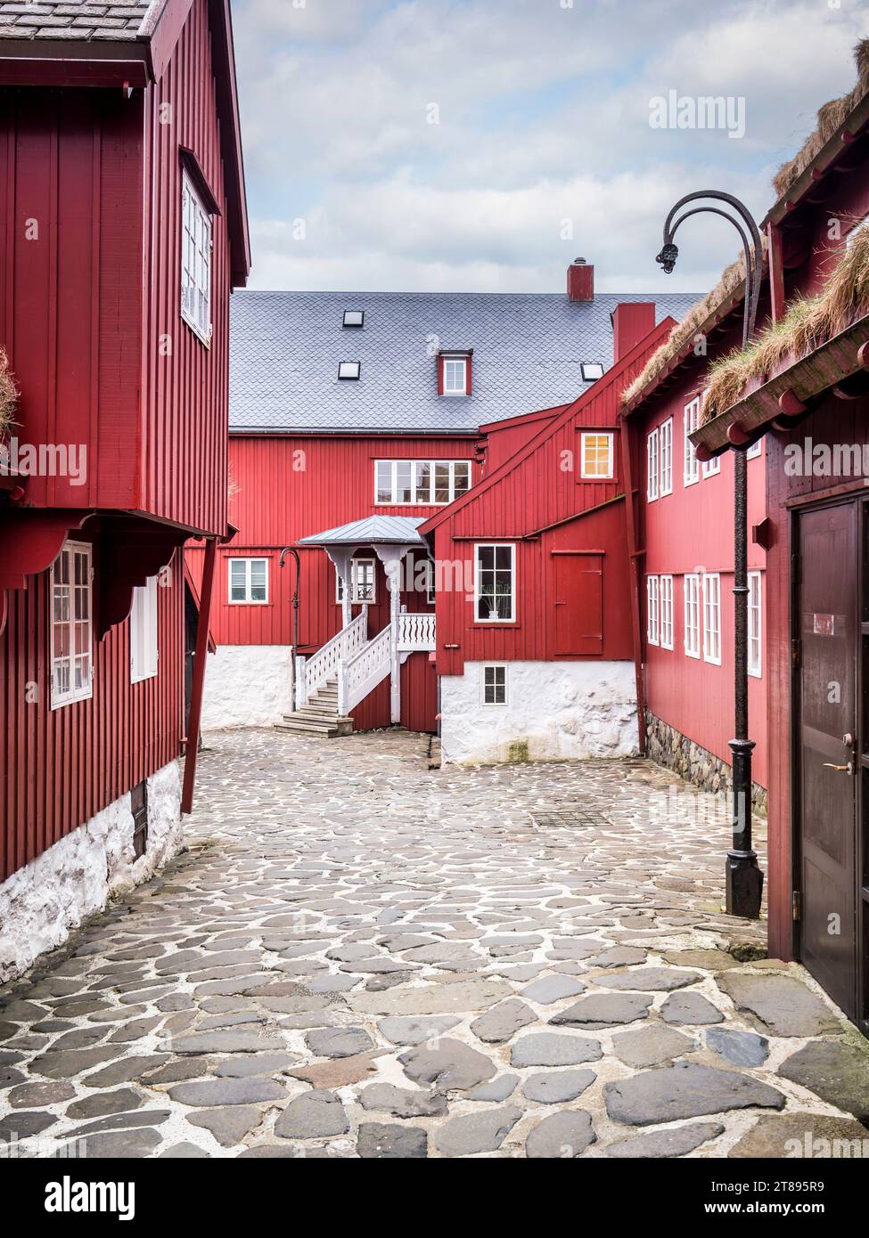 Gebäude im traditionellen Stil, teilweise mit Rasen überdacht, in Tinganes, der Altstadt von Torshavn, der Hauptstadt der Färöer. Stockfoto