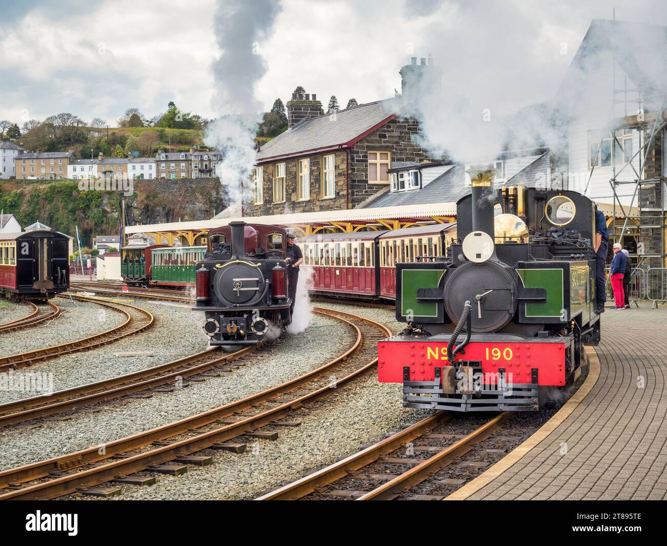 17. April 2003: Porthmadog, Gwynedd, Wales – Bahnverkehr an der Harbour Station, Porthmadog, auf den walisischen Highland- und Ffestiniog-Linien. Stockfoto