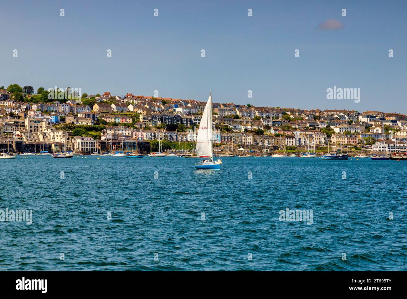 24. Mai 2023: Falmouth, Cornwall, Vereinigtes Königreich - mehrere Häuser mit Blick auf das Wasser in Falmouth, Cornwall, Vereinigtes Königreich. Segelboot auf dem Wasser. Stockfoto