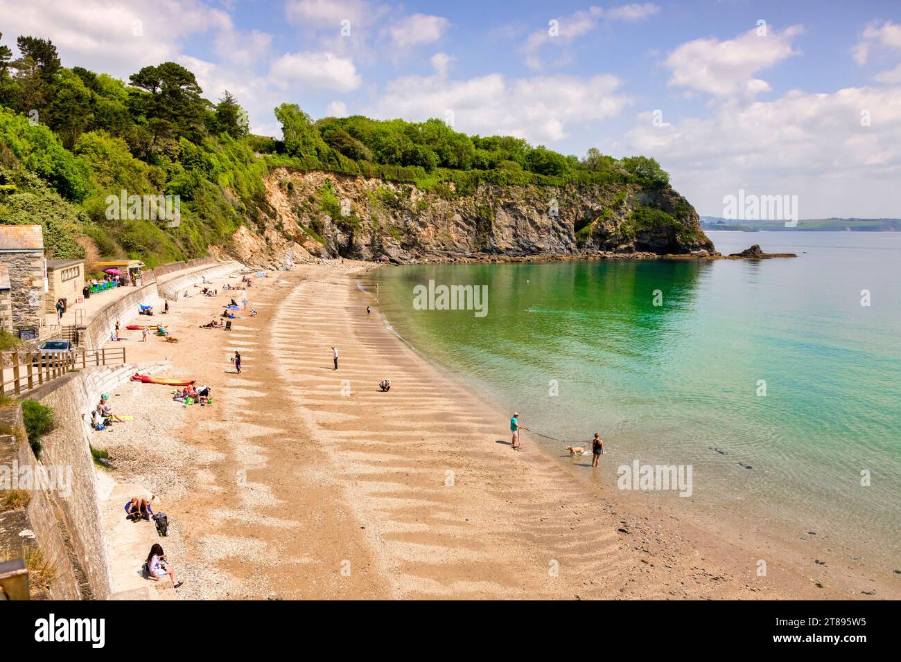 25. Mai 2023: Porthpean, Cornwall, Großbritannien - Porthpean, berühmt für seine sportliche Atmosphäre, ein kleiner, aber beliebter Strand. Interessantes Muster im Sand. Stockfoto