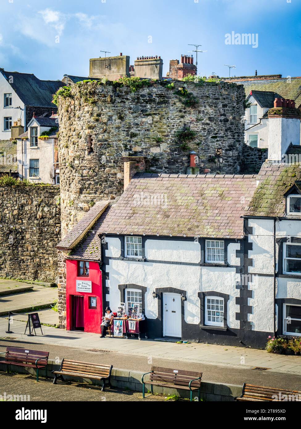 29. September 2023: Conwy, Nordwales – Reihenhäuser, die entlang des Flussufers an den Stadtmauern von Conwy aus dem 13. Jahrhundert gebaut wurden Stockfoto