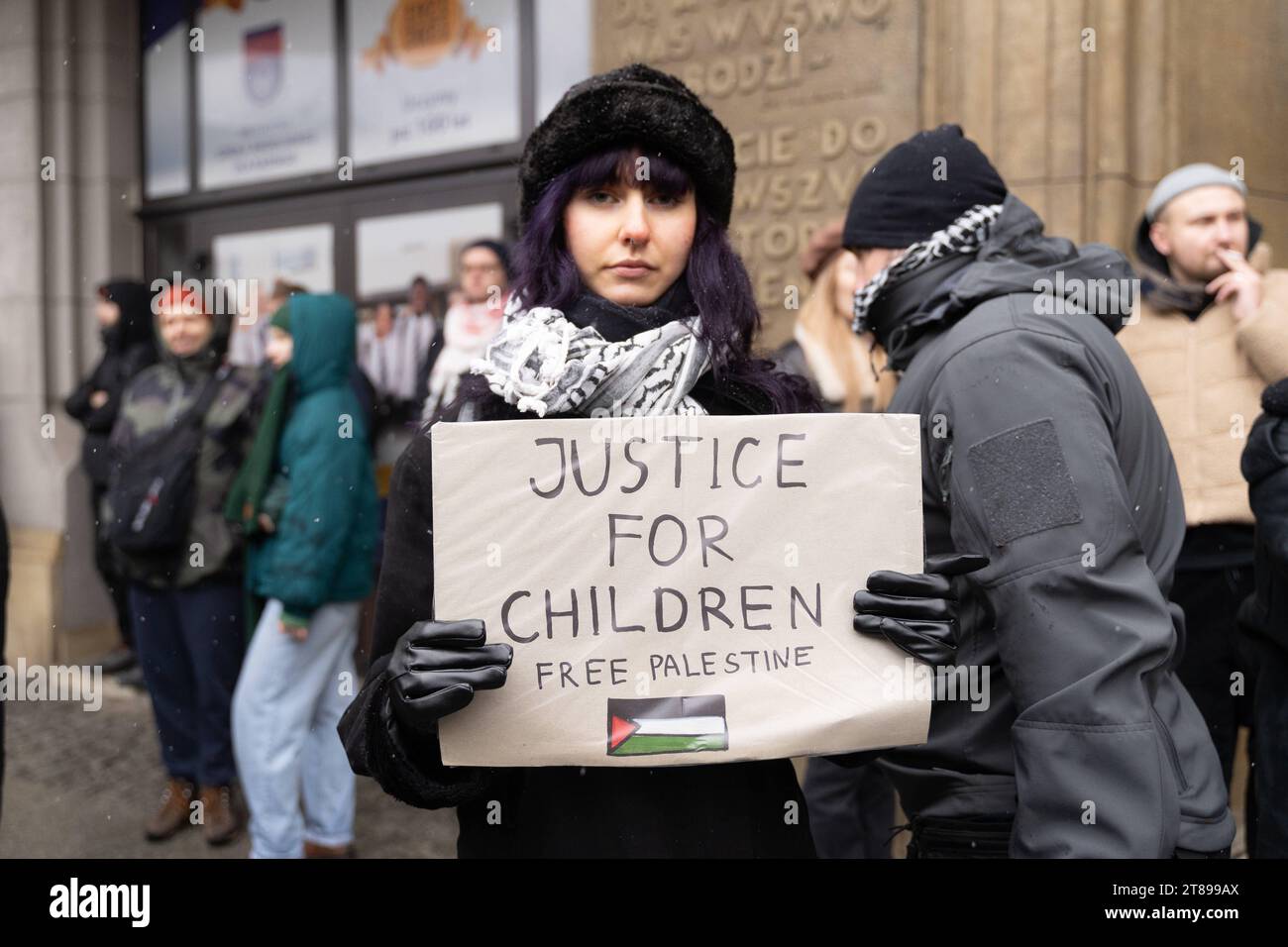 Eine Frau hält ein Banner mit der Aufschrift: GERECHTIGKEIT FÜR KINDER BEFREIT PALÄSTINA. Bei der Kundgebung Solidarität mit Palästina in Warschau, Polen 2023/11/18, marschierten einige Hunderte von Menschen durch Warschau, um Solidarität mit Palästina im anhaltenden Konflikt zwischen Israel und Palästina zu zeigen. Solidarität mit der Palästinenserkundgebung in Warschau, Polen 2023/11/18 Copyright: XMarekxAntonixIwanczukx MAI02202 Credit: Imago/Alamy Live News Stockfoto