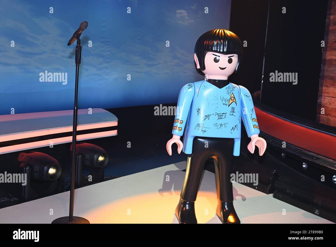 Mr. Spock Star Trek Playmobil Figur mit den Original-Unterschriften von 15 Hollywood-Stars wurde beim 28. RTL Spendenmarathon wir helfen Kindern 2023 versteigern *** Mr. Spock Star Trek Playmobil Figur mit den Originalsignaturen von 15 Hollywood Stars wurde beim 28 RTL Telethon wir helfen Kinder 2023 Credit: Imago/Alamy Live News versteigert Stockfoto