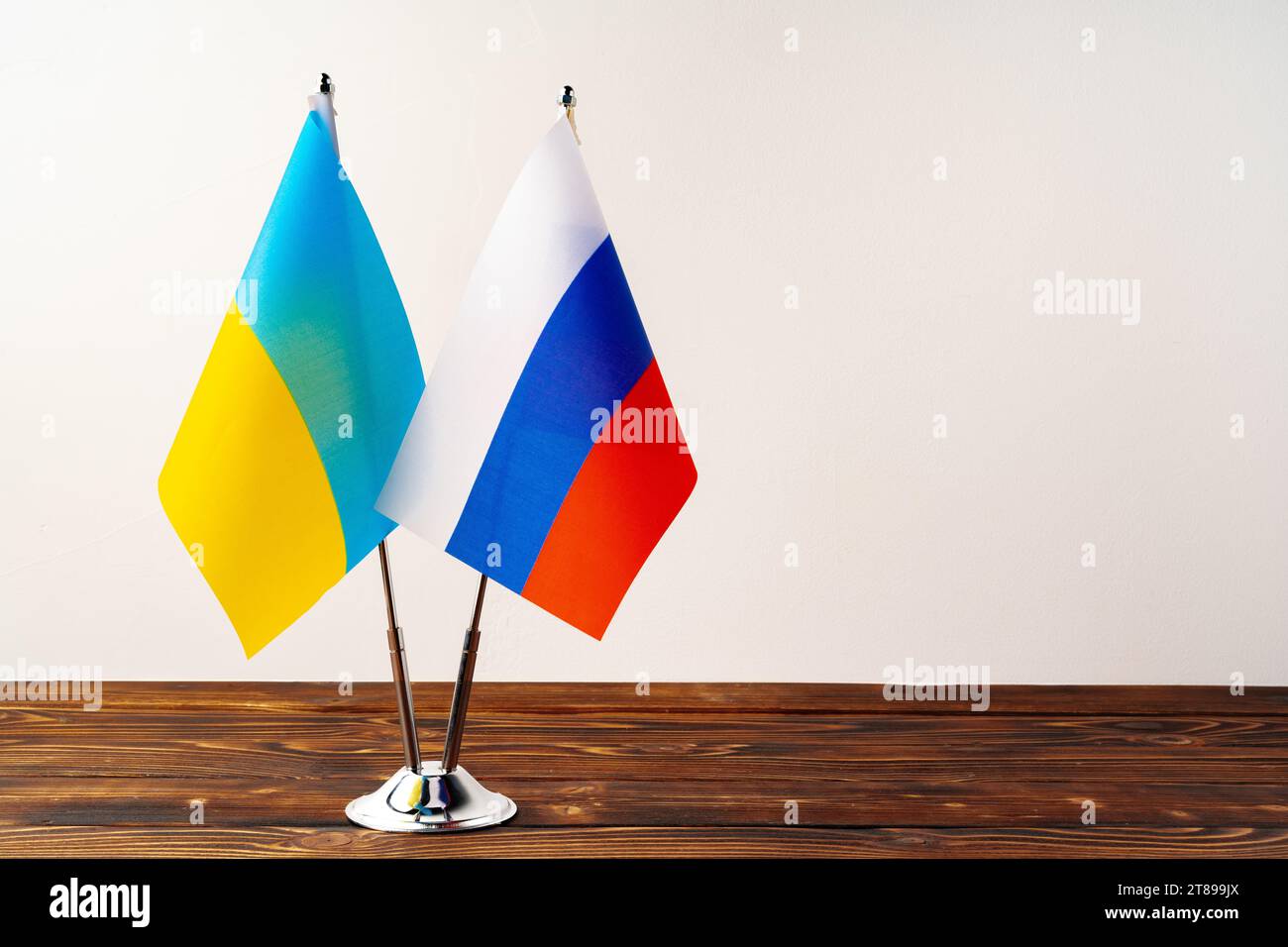 Kleine Fahnen Russlands und der Ukraine auf Fahnenmasten Stockfoto