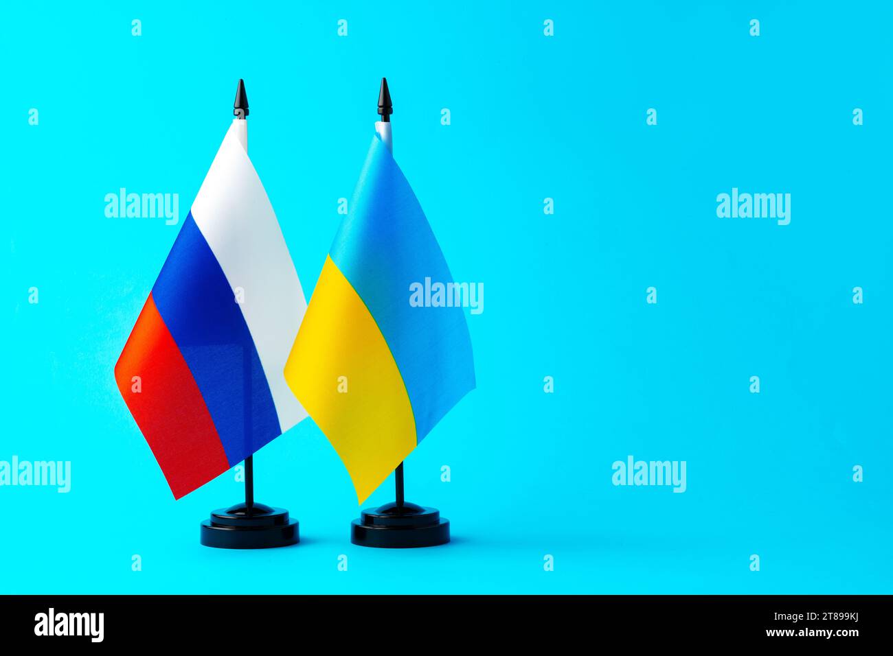 Kleine Fahnen Russlands und der Ukraine auf Fahnenmasten Stockfoto