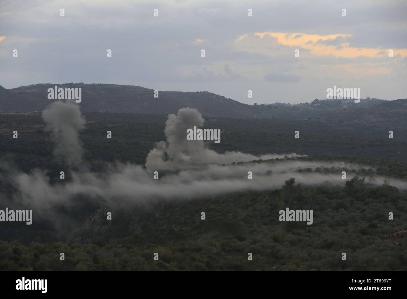 Tayr Harfa. November 2023. Dieses Foto, das am 17. November 2023 aufgenommen wurde, zeigt den Anstieg des Rauches durch israelische Artillerieschüsse in Tayr Harfa, Libanon. Die Grenze zwischen Libanon und Israel hat sechs Wochen lang zu einer Zunahme der Spannungen geführt, nachdem die Hisbollah am 8. Oktober Dutzende von Raketen auf die Schebaa-Farmen abgefeuert hatte, um den Angriff der Hamas auf Israel am Vortag zu unterstützen. Quelle: Ali Hashisho/Xinhua/Alamy Live News Stockfoto