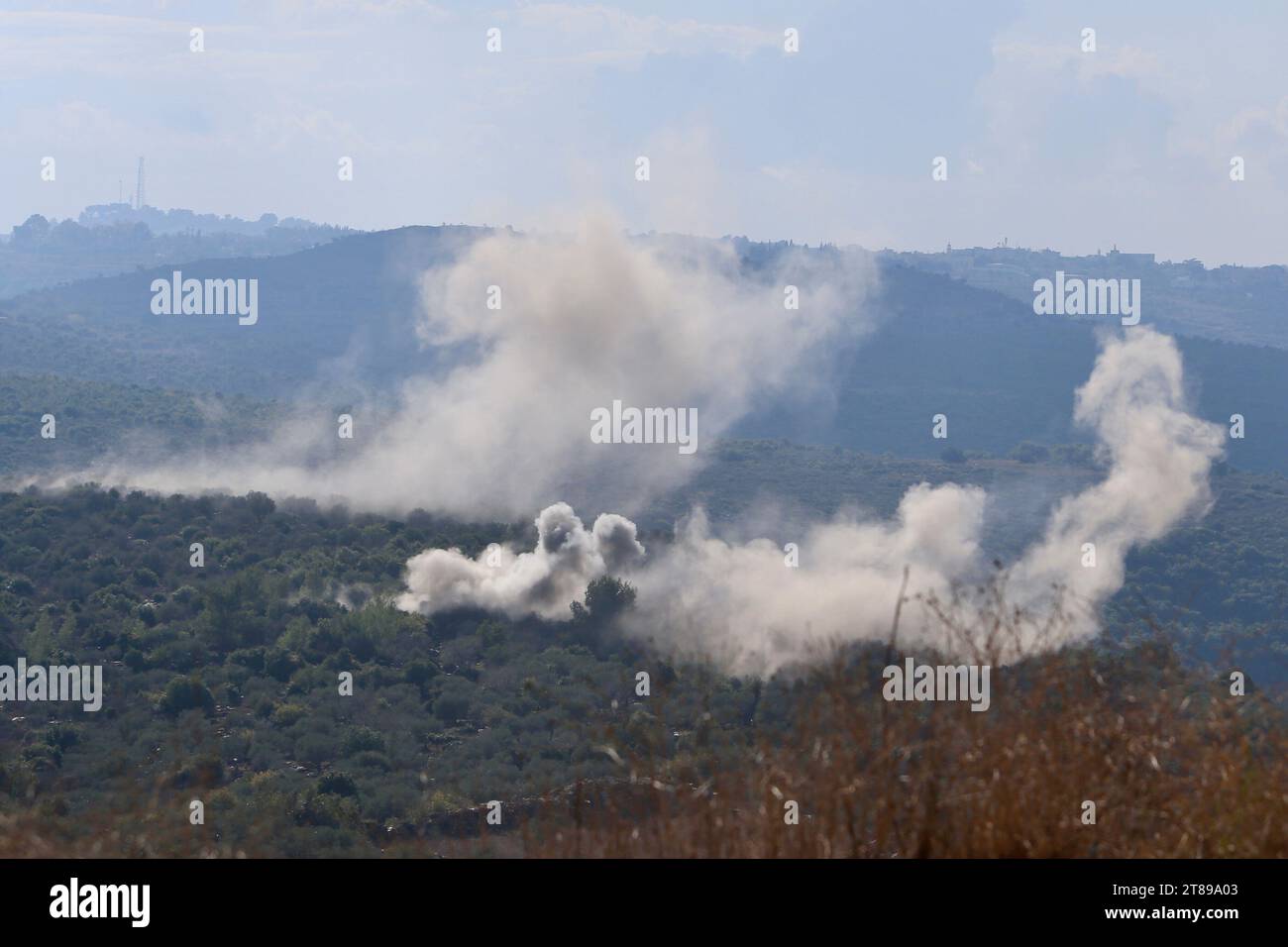 Tayr Harfa. November 2023. Dieses Foto, das am 17. November 2023 aufgenommen wurde, zeigt den Anstieg des Rauches durch israelische Artillerieschüsse in Tayr Harfa, Libanon. Die Grenze zwischen Libanon und Israel hat sechs Wochen lang zu einer Zunahme der Spannungen geführt, nachdem die Hisbollah am 8. Oktober Dutzende von Raketen auf die Schebaa-Farmen abgefeuert hatte, um den Angriff der Hamas auf Israel am Vortag zu unterstützen. Quelle: Ali Hashisho/Xinhua/Alamy Live News Stockfoto