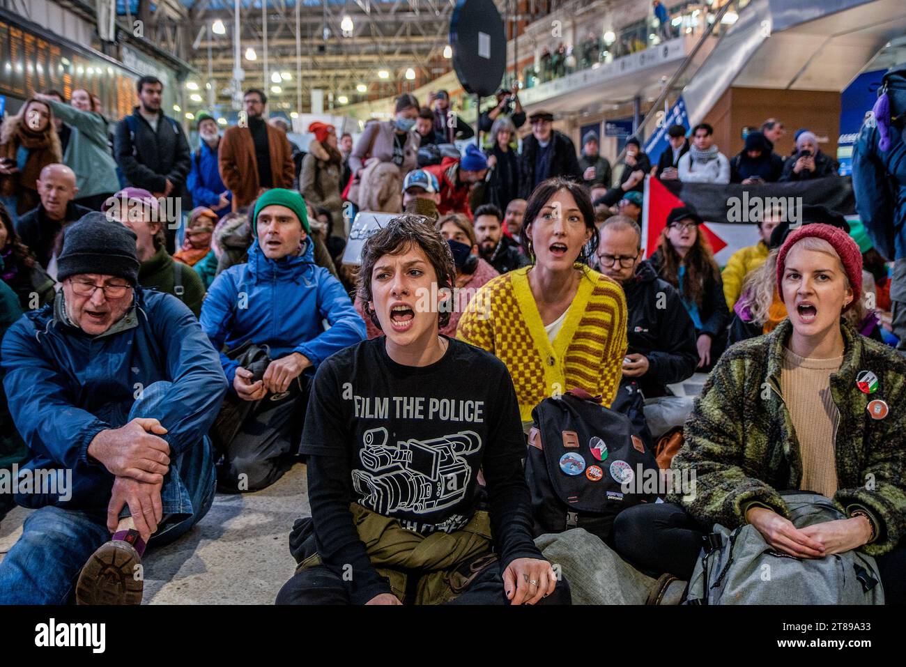 London, Großbritannien. November 2023. Während der Demonstration singen Demonstranten Slogans auf der Waterloo Station. Palästinensische Demonstranten und ihre Verbündeten protestierten in der Waterloo-Station und forderten einen Waffenstillstand. (Foto: Krisztian Elek/SOPA Images/SIPA USA) Credit: SIPA USA/Alamy Live News Stockfoto