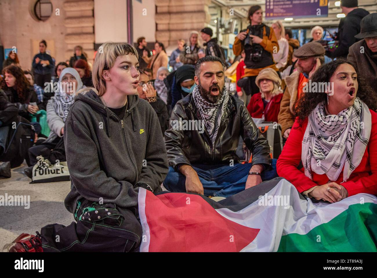 London, Großbritannien. November 2023. Während der Demonstration singen Demonstranten Slogans auf der Waterloo Station. Palästinensische Demonstranten und ihre Verbündeten protestierten in der Waterloo-Station und forderten einen Waffenstillstand. (Foto: Krisztian Elek/SOPA Images/SIPA USA) Credit: SIPA USA/Alamy Live News Stockfoto