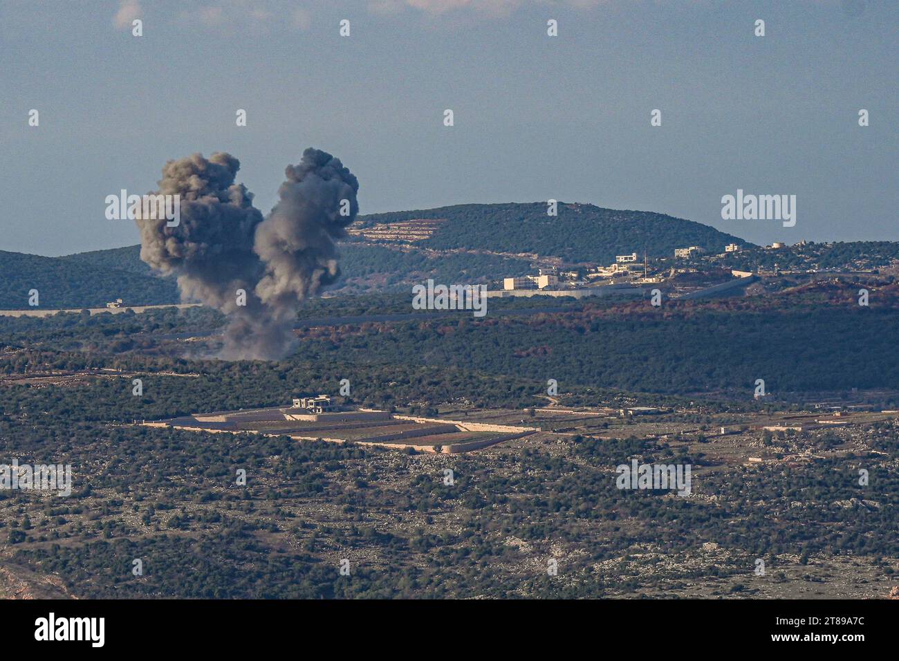 (231119) -- MOSHAV DOVEV, 19. November 2023 (Xinhua) -- Rauch steigt aus einem südlibanesischen Dorf nach der Explosion der Artillerieeinheit der israelischen Armee, die vom Norden Israels am 18. November 2023 abgefeuert wurde. Eine israelische Drohne attackierte am Samstag zum ersten Mal seit dem israelischen Krieg gegen den Libanon im Juli 2006 die libanesische Südstadt Nabatieh. Die Drohne feuerte zwei Raketen auf eine lokale Aluminiumfabrik auf der Straße zwischen Toul und Kfour ab und zerstörte einen Teil der Fabrik, aber es wurden keine Verletzungen gemeldet. (Ayal Margolin/JINI über Xinhua) Stockfoto