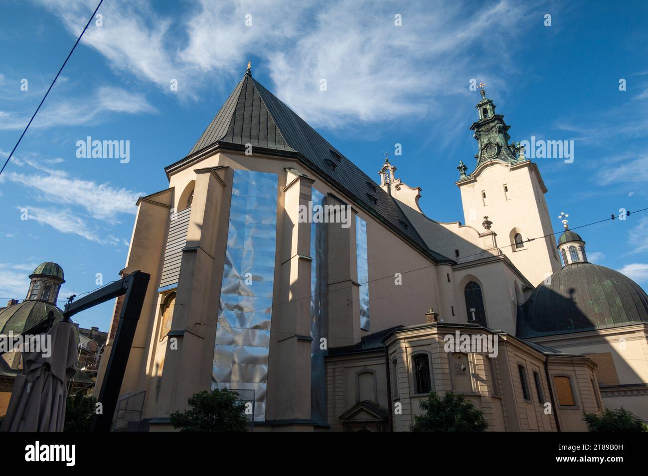 Kirchenfenster und Sandsäcke als Kriegsvorbereitungen in Lemberg, Ukraine Stockfoto