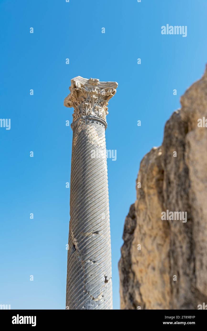 Antike Säule vor dem blauen Himmel in der antiken Stadt Kourion (Zypern) Stockfoto