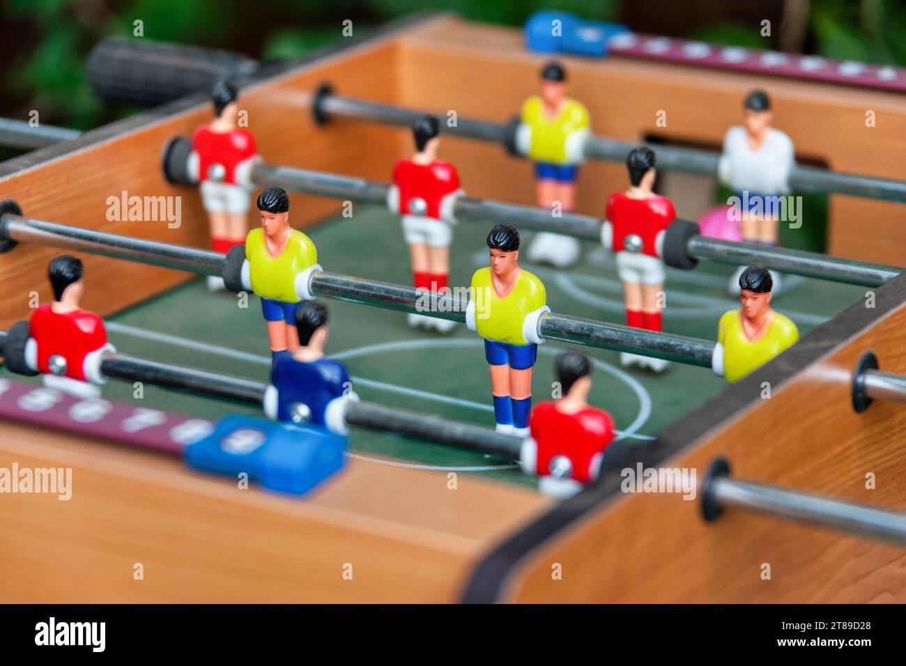 Tischfußball, auch als Tischfußball oder Tischfußball bekannt, ist ein Tischfußball-Spiel, das lose auf Assoziationsfußball basiert Stockfoto