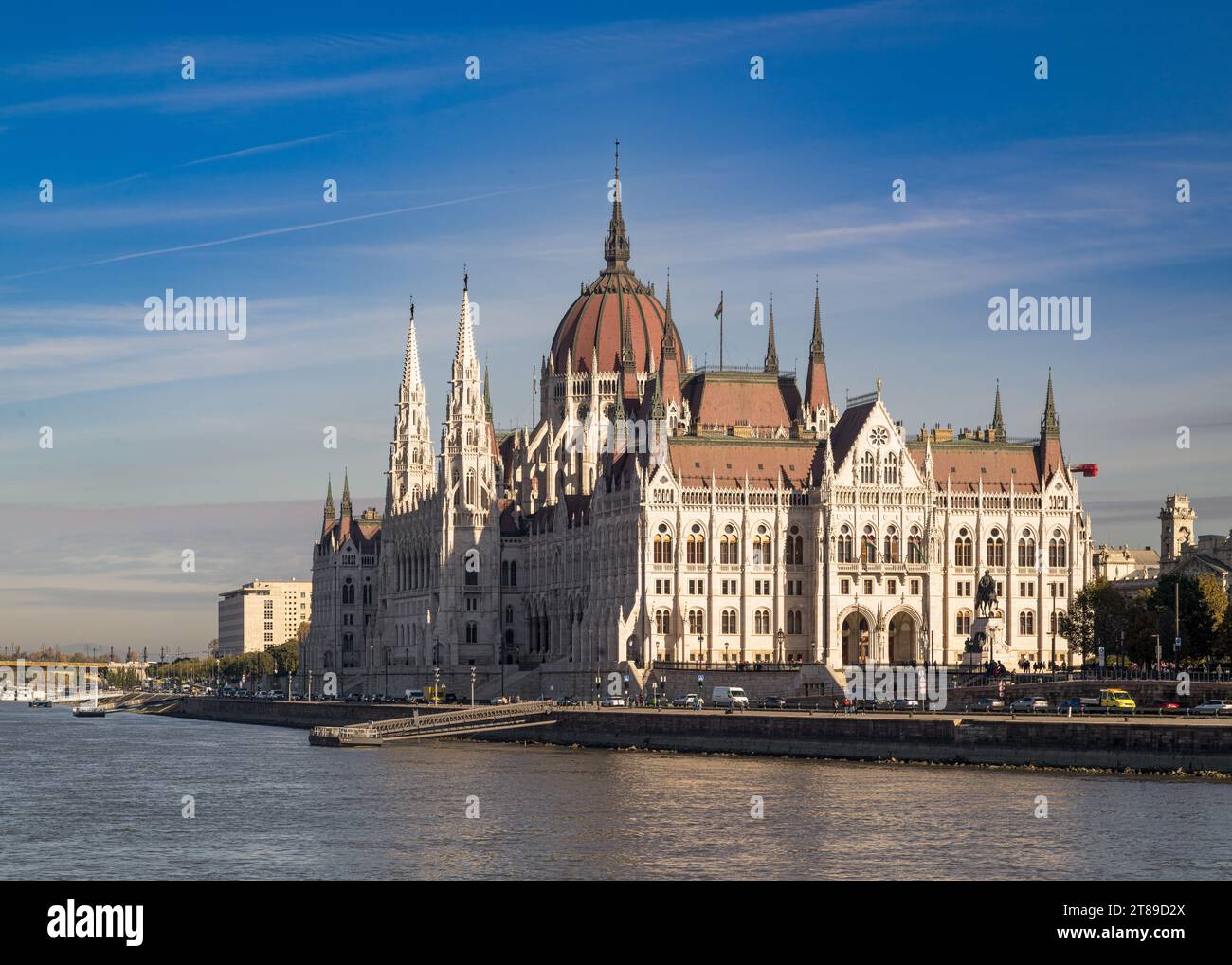 Ungarns ikonisches, aber überdimensionales Parlament von der Donau Stockfoto