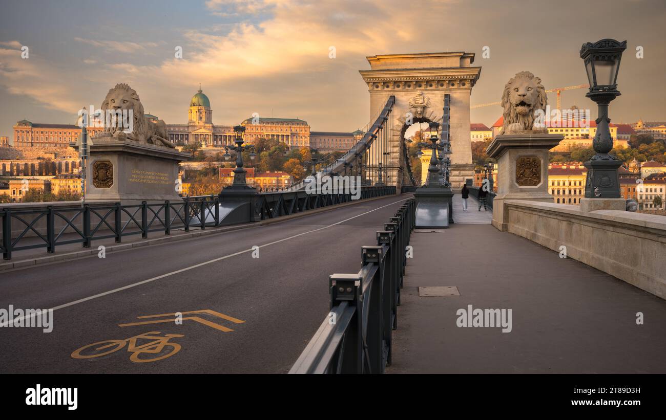 Dieses Foto zeigt die berühmte Kettenbrücke, auf Ungarisch auch Széchenyi-Kettenbrücke (Széchenyi Lánchíd) genannt. Stockfoto