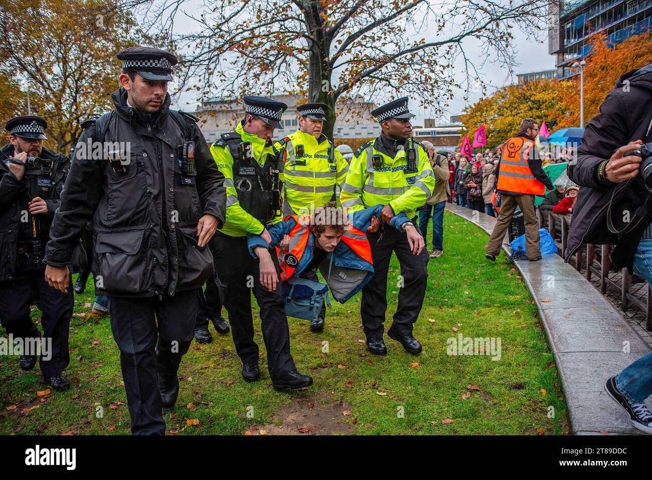 London, Großbritannien. November 2023. Die Polizei verhaftete einen Aktivisten kurz bevor der marsch außerhalb des Shell Headquarters begann. Just Stop Oil Aktivisten hatten ihren letzten märz der dreiwöchigen Kampagne in Zentral-London. Viele Menschen schlossen sich ihrem Protest gegen die Extinction Rebellion an, um zu fordern, keine Investitionen in fossile Brennstoffe mehr zu tätigen. Quelle: SOPA Images Limited/Alamy Live News Stockfoto