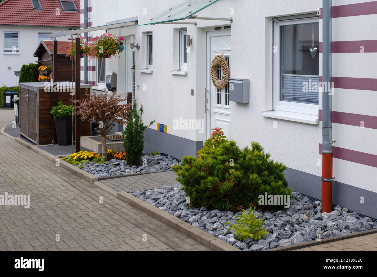 Moderner Vorgarten mit gebrochenen Steinen Stockfoto