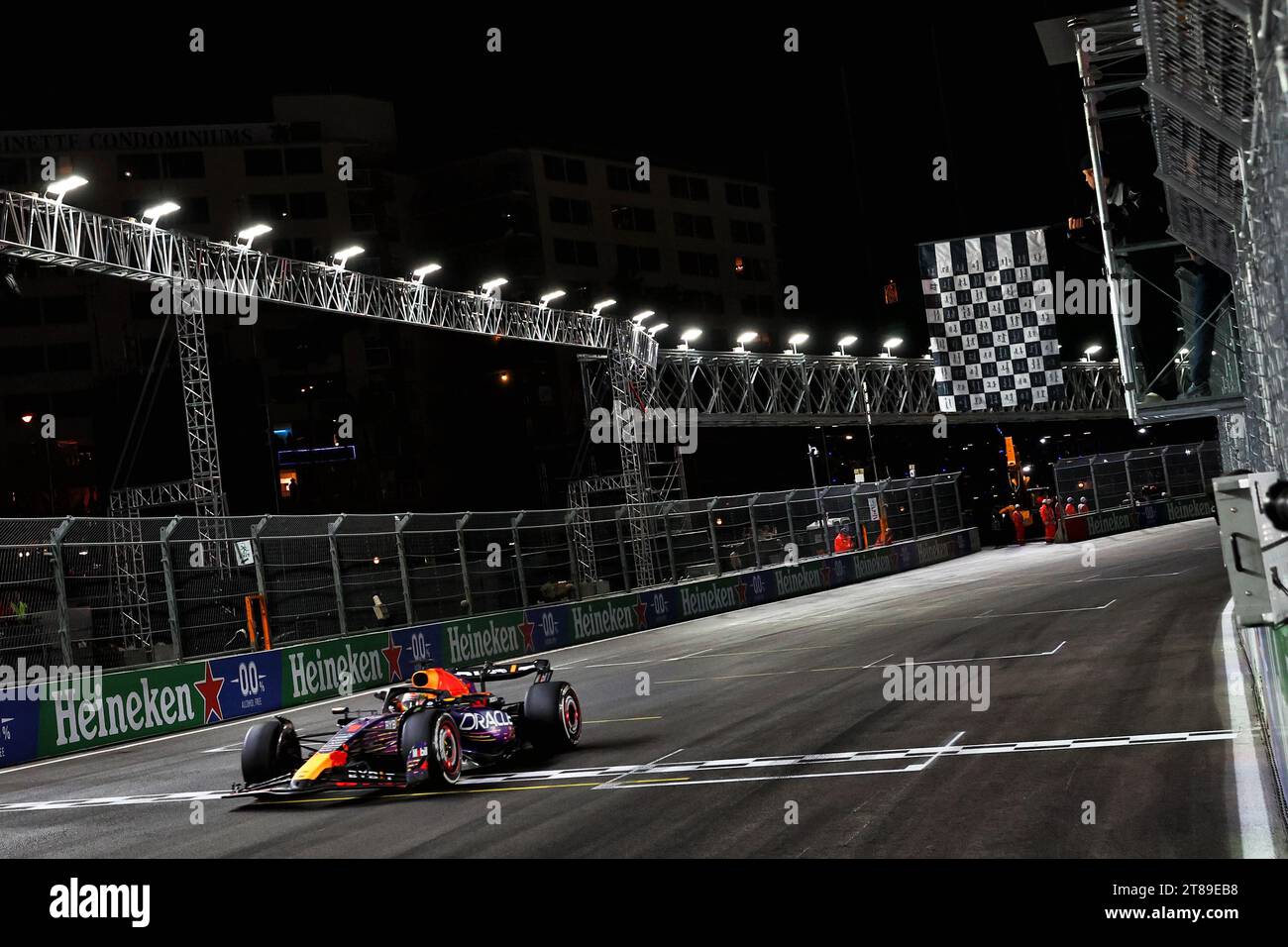 Las Vegas, USA. November 2023. Rennsieger Max Verstappen (NLD) Red Bull Racing RB19 nimmt am Ende des Rennens die karierte Flagge. 18.11.2023. Formel-1-Weltmeisterschaft, Rd 22, Las Vegas Grand Prix, Las Vegas, Nevada, USA, Renntag. Das Foto sollte lauten: XPB/Press Association Images. Quelle: XPB Images Ltd/Alamy Live News Stockfoto